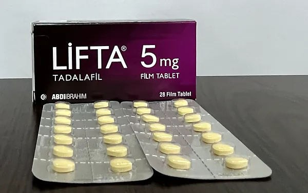 Lifta 5 mg 28 film tablet kutusu önünde iki blister tadalafil tablet