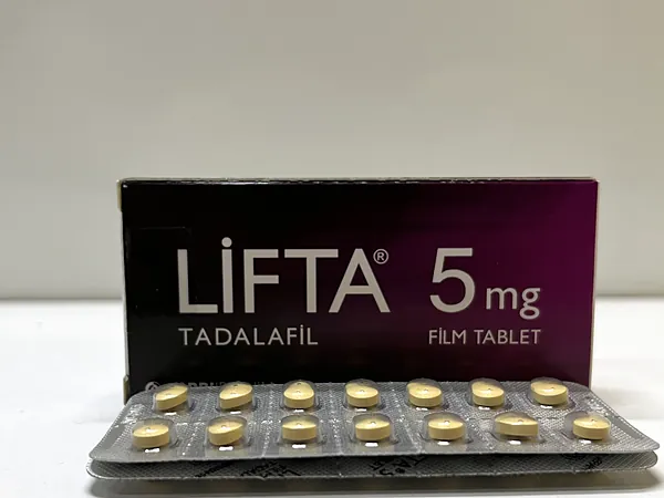 Lifta 5 mg film tablet kutusu ve açık blister beyaz zeminde